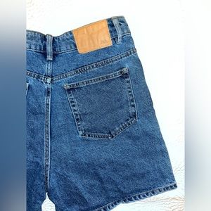 Zara mom jean shorts medium wash size 6